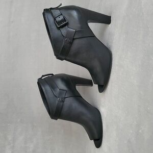 VINCE CAMUTO Nikoletta All Leather Black Ankle Zip Booties SIZE: 9M